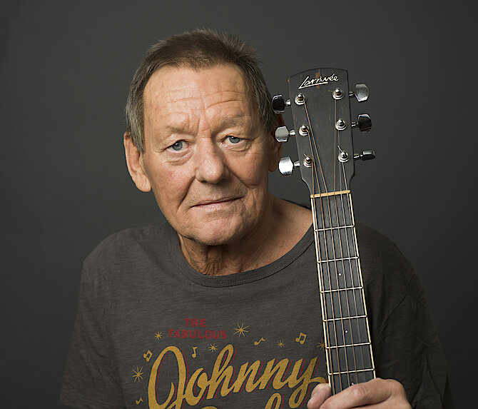 Wolfgang Ambros mit Gitarre